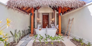 Separate tub and shower, rainfall showerhead, free toiletries - Hotel Whale Lagoon Maldives (Bodufinolhu Island)