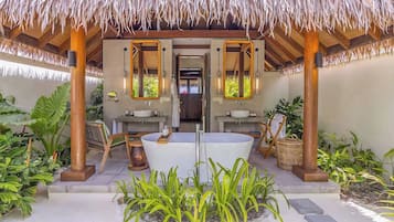 Baignoire et douche séparées, douche à « effet pluie »