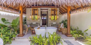 Erillinen kylpyamme ja suihku, sadesuihkupää, ilmaiset hygieniatuotteet