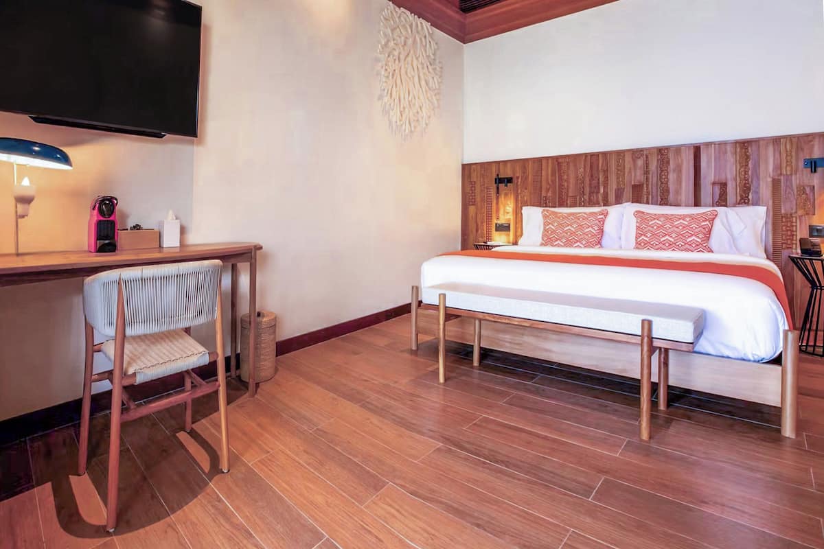 1 makuuhuone, minibaari, tallelokero huoneessa, työpöytä