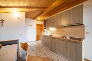 Fridge, stovetop, coffee/tea maker, electric kettle - Apartment "Lingerhof - Arnika" with Mountain View, Balcony & Wi-Fi (Mölten)