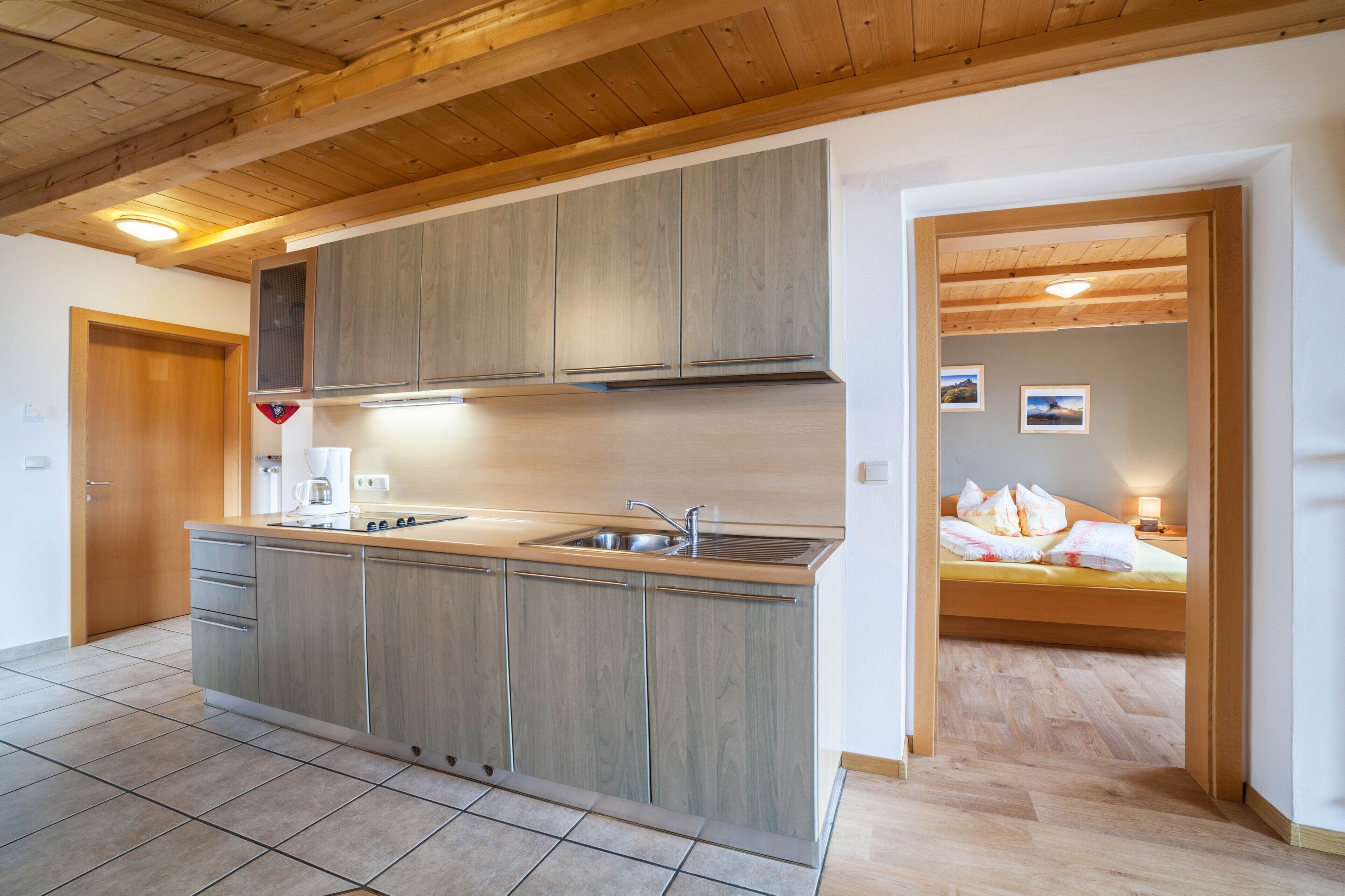 Réfrigérateur, plaque de cuisson, cafetière/bouilloire