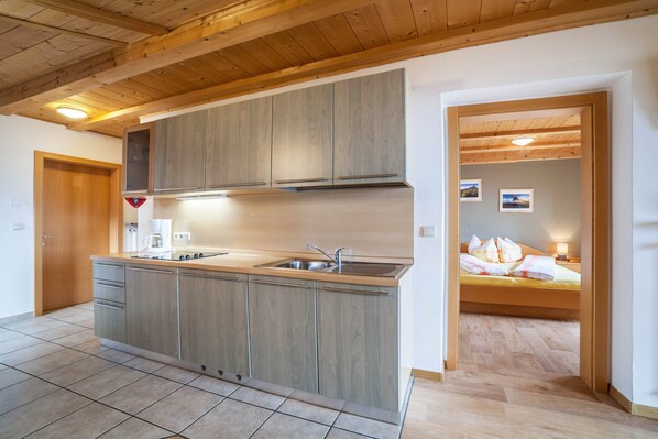 Fridge, stovetop, coffee/tea maker, electric kettle - Apartment "Lingerhof - Arnika" with Mountain View, Balcony & Wi-Fi (Mölten)