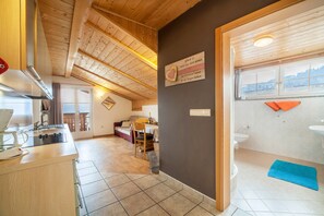 Kjøleskap, kokeplater, kaffetrakter/tekoker og vannkoker