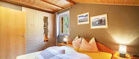 2 多间卧室、免费 WiFi、床单