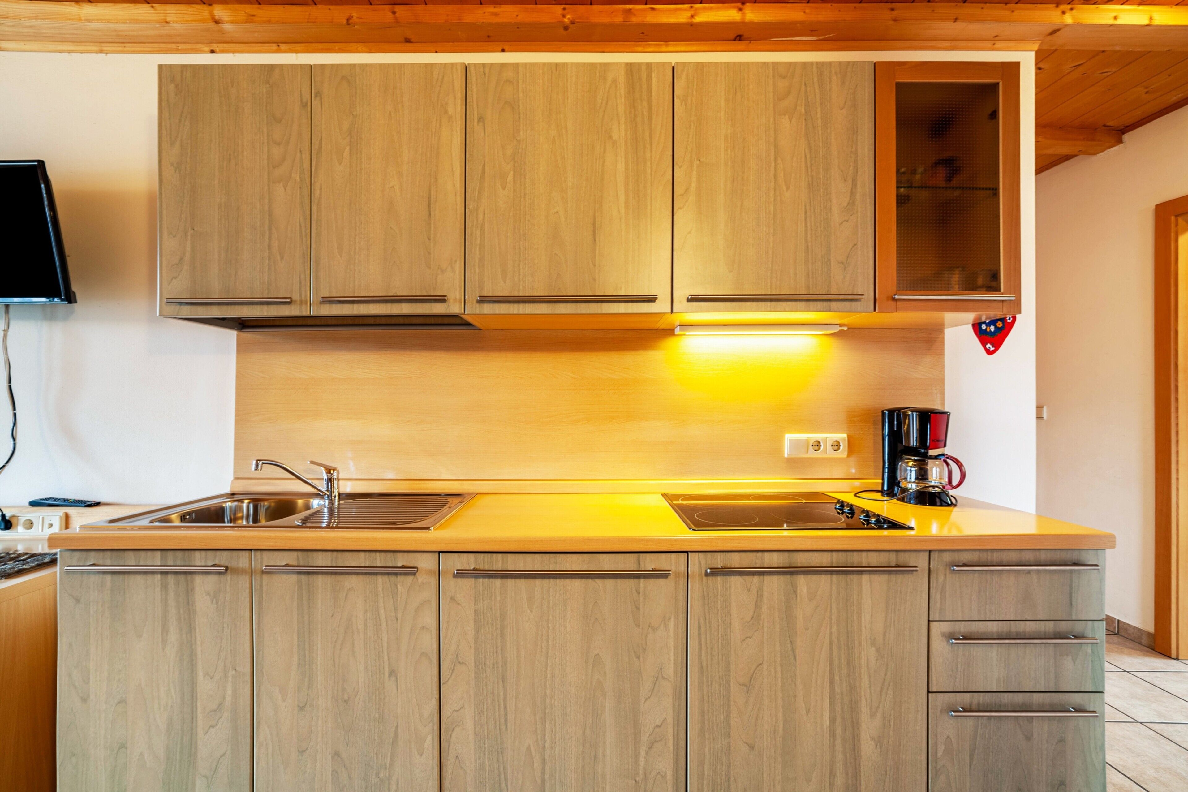 Frigorifero, piano cottura, macchina per tè/caffè, bollitore elettrico