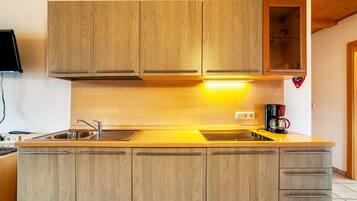 Frigorifero, piano cottura, macchina per tè/caffè, bollitore elettrico