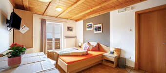 Ferienwohnung "Lingerhof - Alpenrose" mit Bergblick, Gemeinschaftsgarten und WLAN