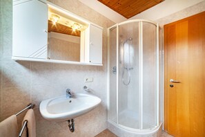 Suihku, ilmaiset hygieniatuotteet, hiustenkuivaaja, pyyhkeet