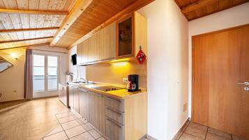 冷蔵庫、コンロ、コーヒー / ティーメーカー、電気ポット