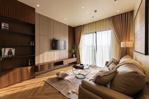 City penthouse, 2 slaapkamers | Woonruimte | Een 43-inch smart-tv met digitale zenders, televisie en Netflix