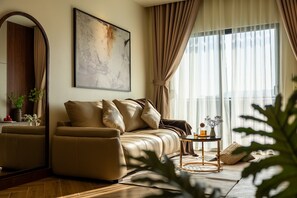 Cobertura luxo, 2 quartos | Área de estar | Smart TV 43 polegadas com canais digitais, TV, Netflix