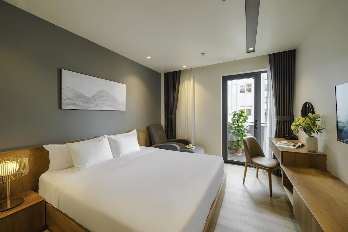 Estudio, 1 cama de matrimonio grande, balcón | 1 dormitorio, minibar, escritorio