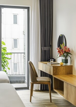 Estúdio premium, várias camas, sacada | Frigobar, escrivaninha, espaço de trabalho para notebook