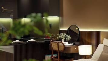 Premium Studio, 1 King Bed | Minibar, desk, laptop workspace, soundproofing