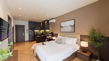 Premium Studio, 1 King Bed | 1 bedroom, minibar, desk, laptop workspace