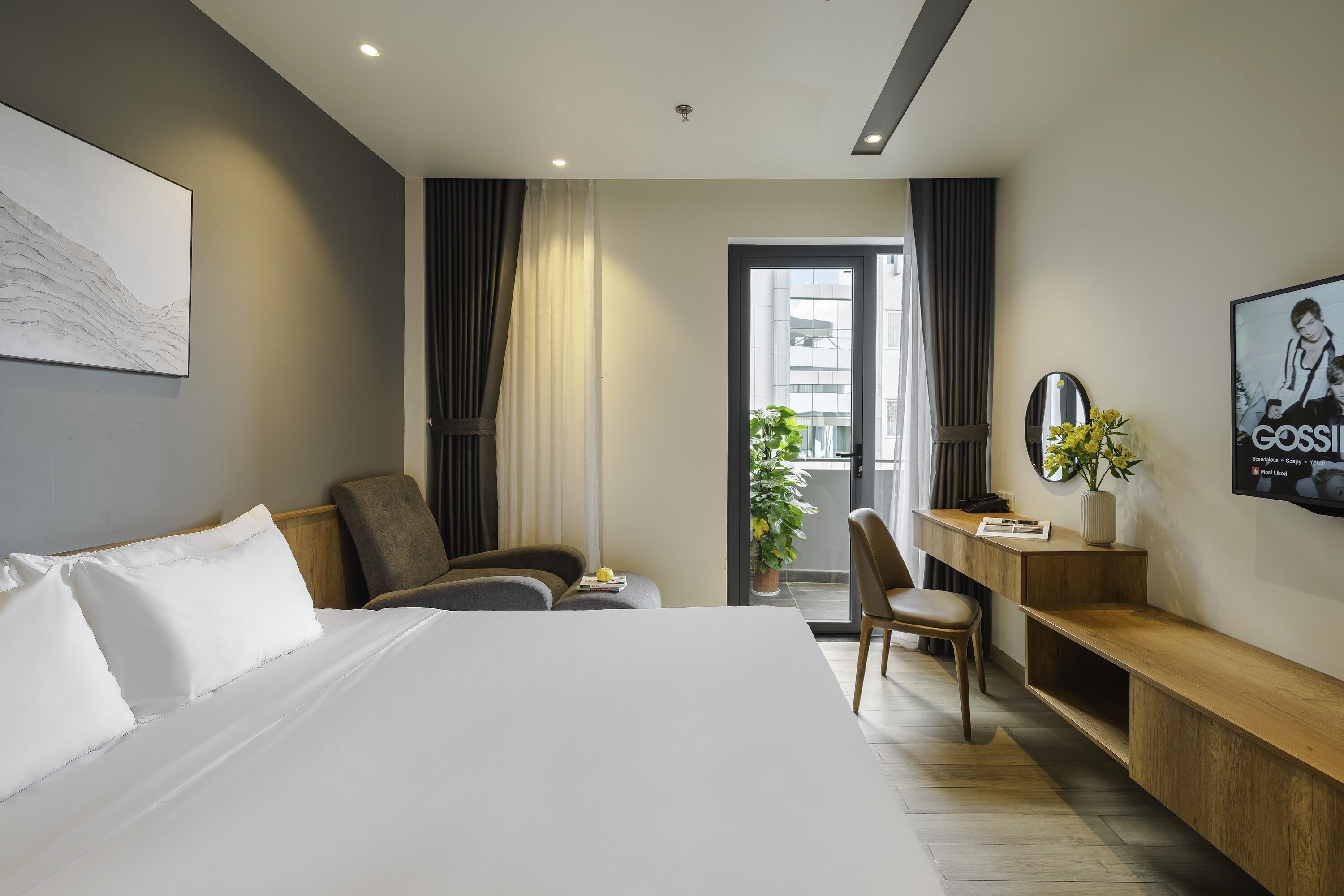 Studio, 1 King Bed, Balcony | Minibar, desk, laptop workspace, soundproofing