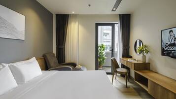 Studio, 1 King Bed, Balcony | Minibar, desk, laptop workspace, soundproofing