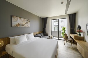 华丽开间, 1 张特大床, 阳台 | 迷你吧、办公桌、笔记本电脑工作区、隔音