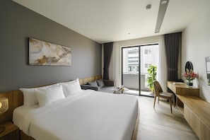 Deluxe studio, 1 kingsize bed, balkon | Een minibar, een bureau, een laptopwerkplek, geluiddichte muren