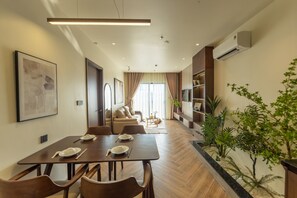 Cobertura luxo, 2 quartos | Área de estar | Smart TV 43 polegadas com canais digitais, TV, Netflix