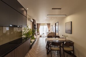 City penthouse, 2 slaapkamers | Woonruimte | Een 43-inch smart-tv met digitale zenders, televisie en Netflix