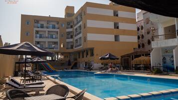 Bar en bord de piscine