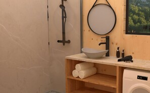 Shower, eco-friendly toiletries, towels