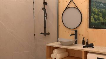 Douche, articles de toilette écologiques, serviettes fournies