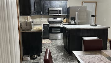 Een koelkast, een magnetron, een oven, een kookplaat