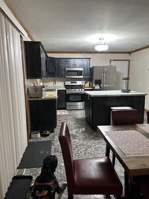 Een koelkast, een magnetron, een oven, een kookplaat