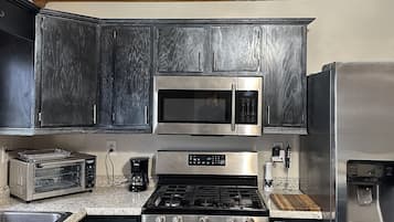 Een koelkast, een magnetron, een oven, een kookplaat