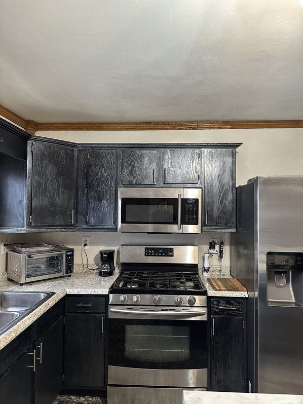 Een koelkast, een magnetron, een oven, een kookplaat