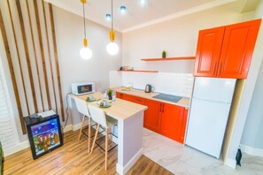 Kühlschrank, Mikrowelle, Herdplatte, Wasserkocher