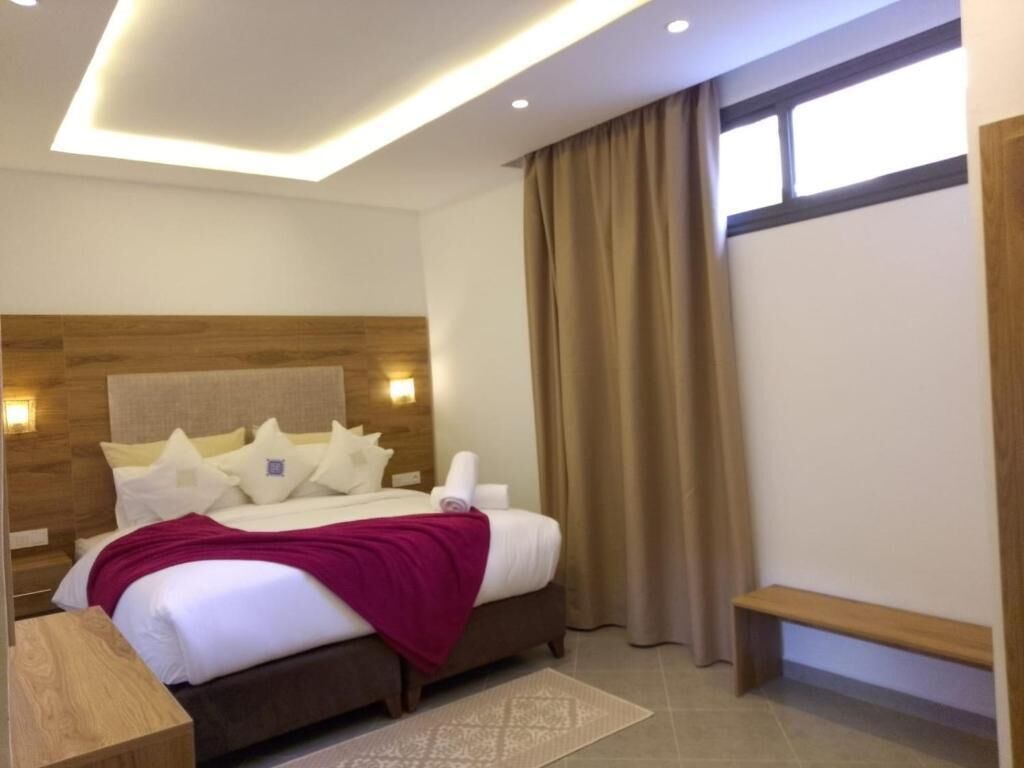 標準四人房 | 埃及棉床單、高級寢具、獨特裝潢、書桌