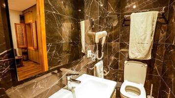 Chambre Double Supérieure | Salle de bain | Baignoire et douche séparées, chaussons, serviettes fournies