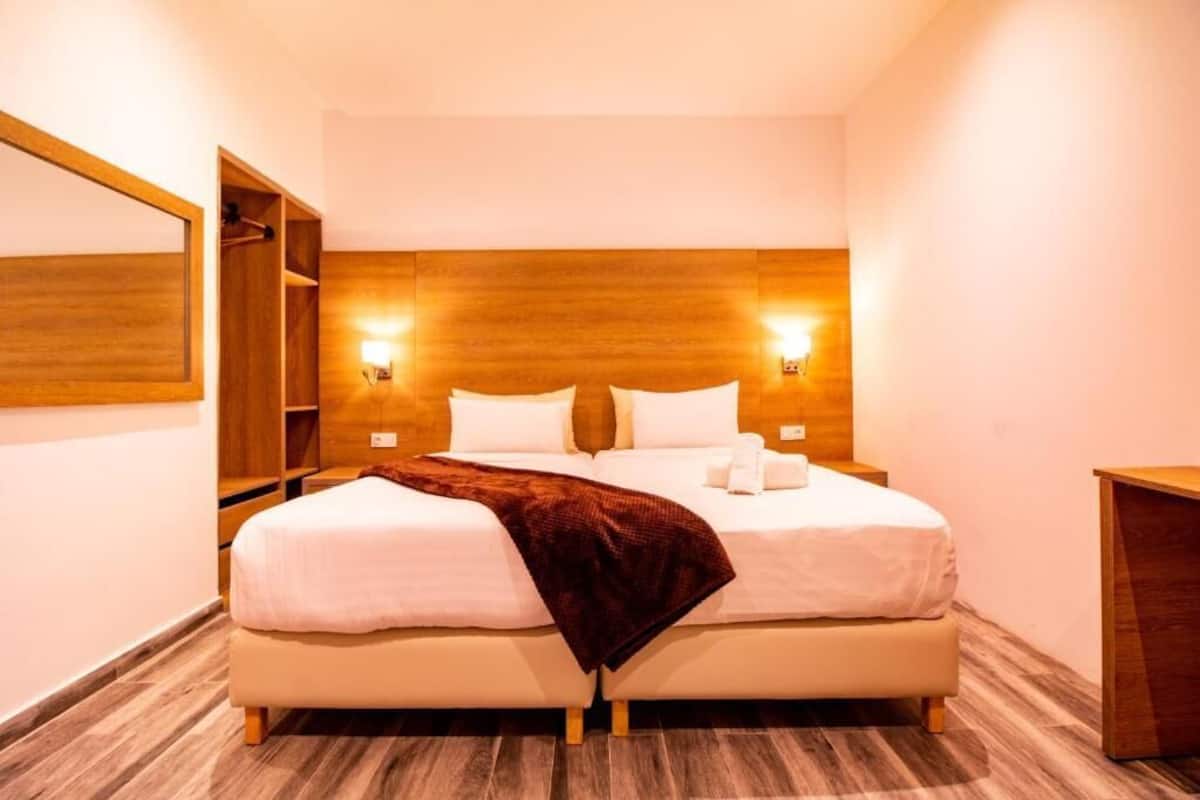 Quarto duplo superior | Banheiro | Banheira e chuveiro separados, chinelos, toalhas de banho