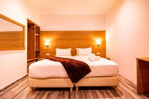 Bañera y ducha independientes, pantuflas, toallas