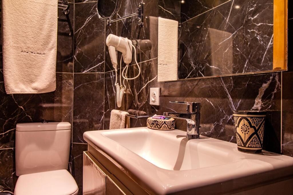 Deluxe Double Room | Bathroom | Separate tub and shower, slippers, towels