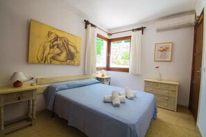 3 bedrooms, in-room safe, iron/ironing board, travel crib