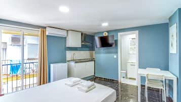 Deluxe Studio, 1 Double Bed, Balcony, Courtyard View