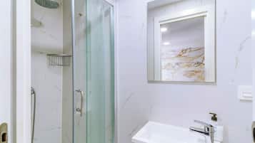 Superior Studio, 1 Queen Bed, Kitchenette, Mountain View | Bathroom