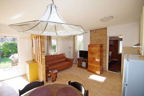 TV - Holiday apartment, private garden, peaceful area in suburb of Pula (Pula)