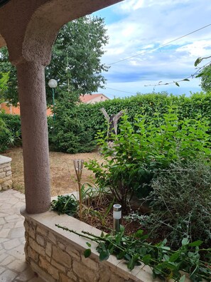 Property grounds - Holiday apartment, private garden, peaceful area in suburb of Pula (Pula)