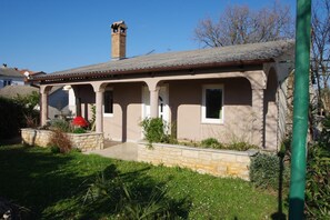 Exterior - Holiday apartment, private garden, peaceful area in suburb of Pula (Pula)