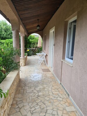 Terrace/patio - Holiday apartment, private garden, peaceful area in suburb of Pula (Pula)