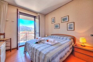 Family Apartment, Multiple Bedrooms (Laura's Cozy Apartment Stresa Center) | 2 bedrooms, free WiFi, bed sheets - Laura's Cozy Apartment Stresa Center (Stresa)