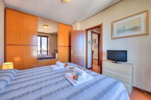 2 bedrooms, free WiFi, bed sheets - Laura's Cozy Apartment Stresa Center (Stresa)