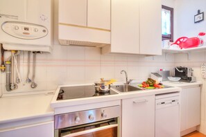 Fridge, microwave, oven, stovetop - Laura's Cozy Apartment Stresa Center (Stresa)