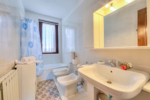 Familienapartment, Mehrere Schlafzimmer (Laura's Cozy Apartment Stresa Center) | Badezimmer | Badewanne, Haartrockner, Bidet, Handtücher